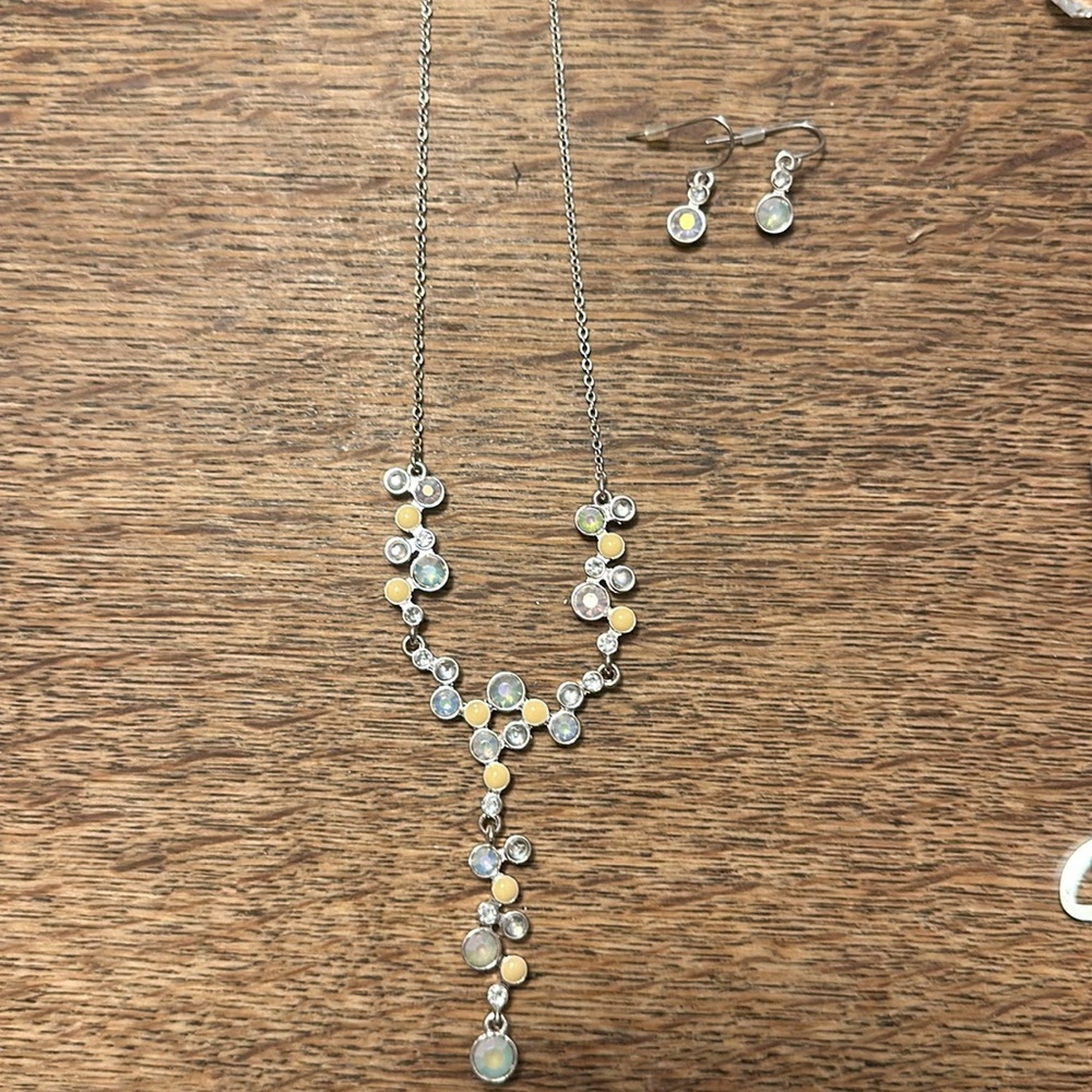 Lot of Vintage Avon costume jewelry - Picture 3 of 5